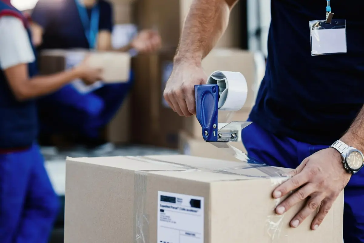 Operatore che prepara una consegna