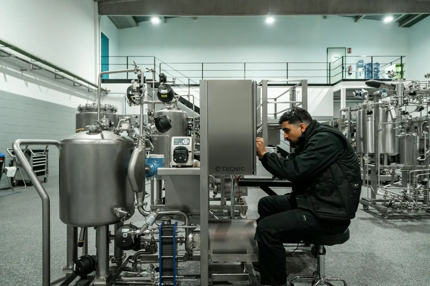 Tecnico al lavoro su un impianto